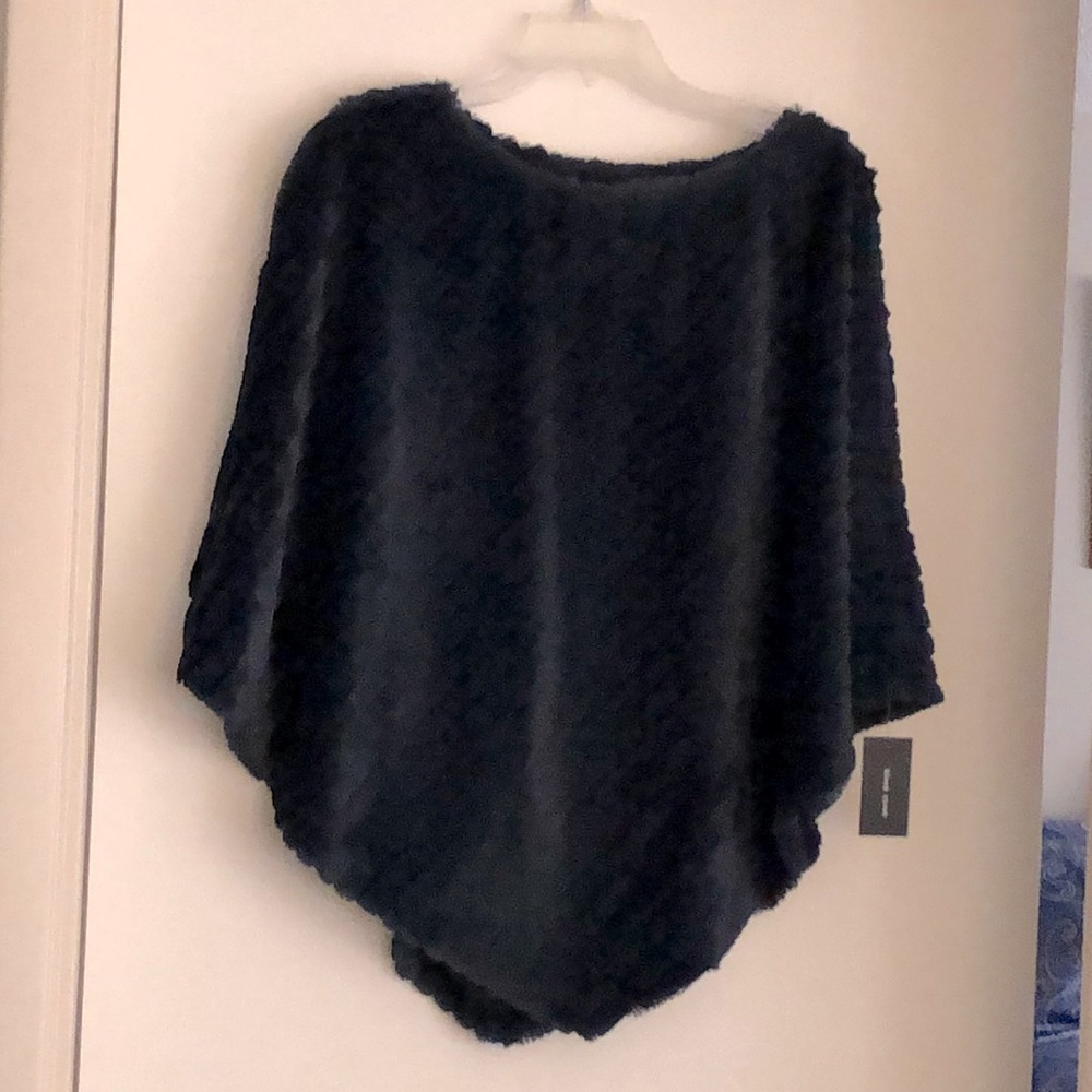 Faux Fur by Black Rivet short cape.